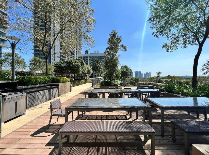 Iskandar Residences 3 Bedroom Нусаяя Екстер'єр фото