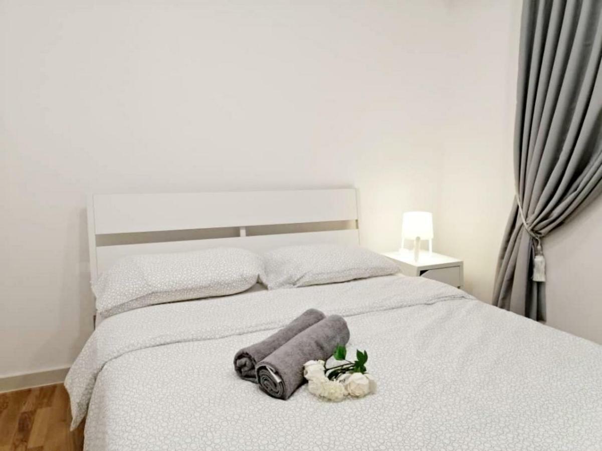 Iskandar Residences 3 Bedroom Нусаяя Екстер'єр фото